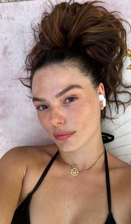 Isis Valverde model photo