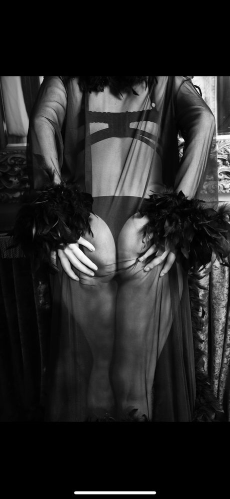 Lilth Lovely erotic star pictures