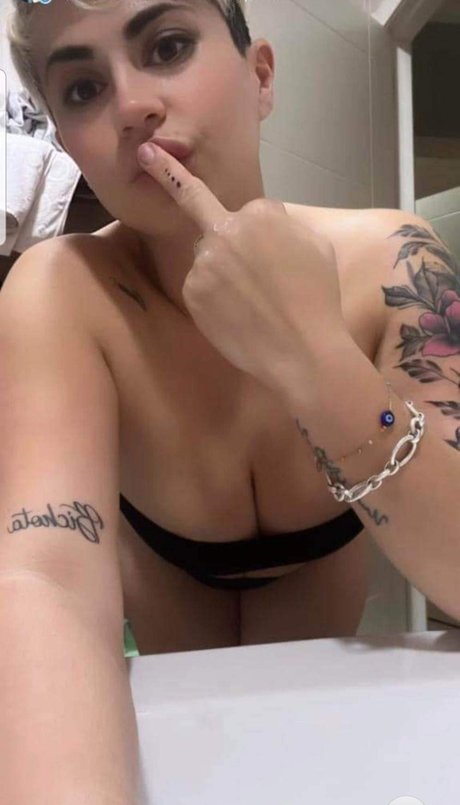 Lilipon nude model gallery