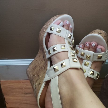 Lovelyfeet_ star adult img