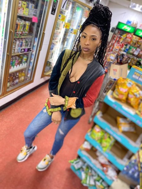 Machen Isis naked model pictures