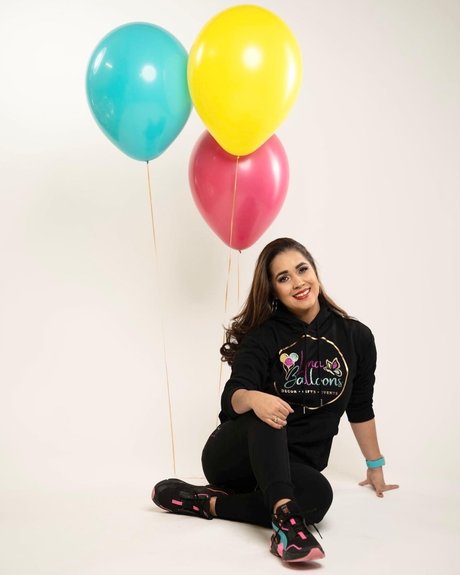 Lyna Balloons porn model archive