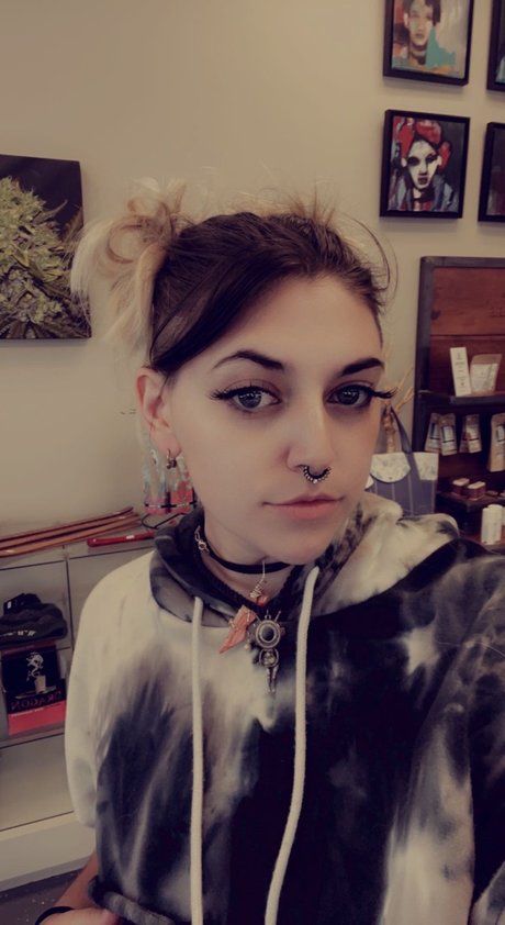 Luv Lee model xxx pic