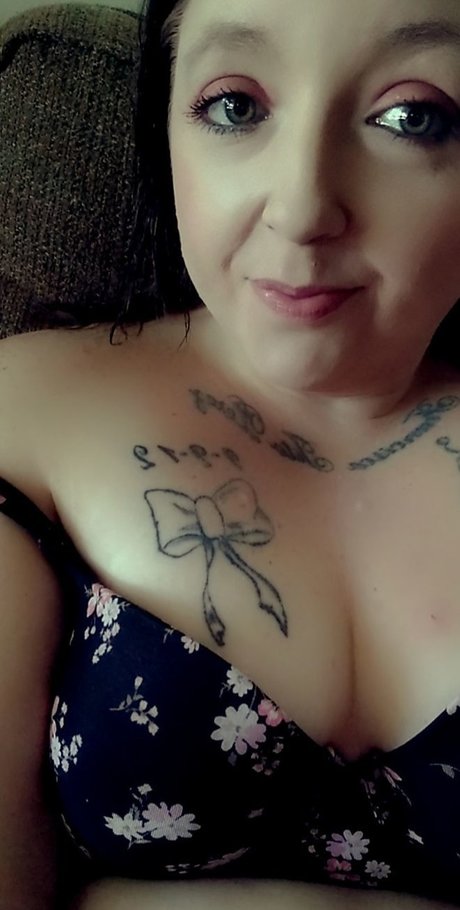 Luring seductress star porn image