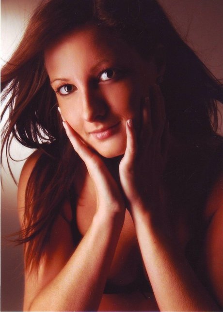 Mandolina nude actress photos