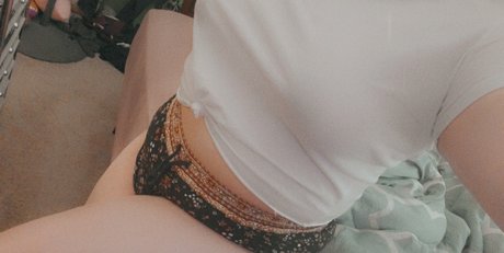 Mia Bell porn model image