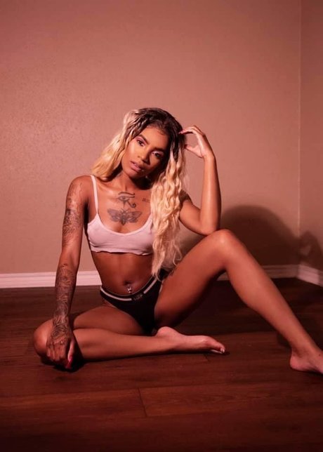 Mia Eliani sexy model photos