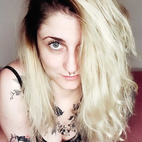 Miss Door nude model photos