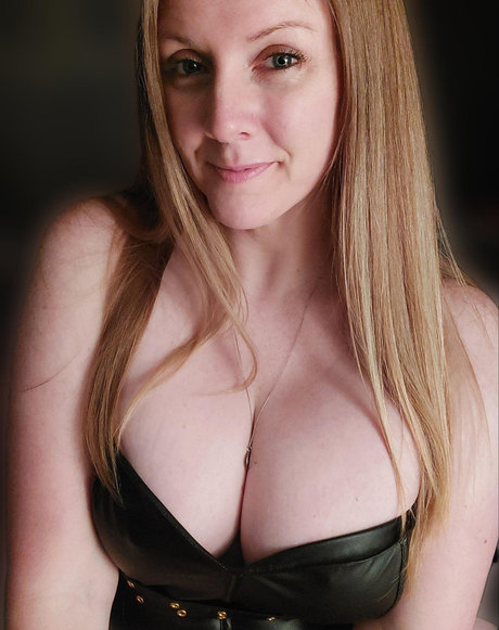 Mrs Robinson pornstar exclusive pic