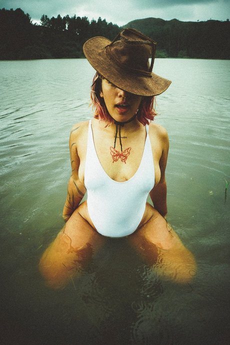 NicolejuPerretta hot model pics