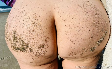 bustycougar model nudes pics