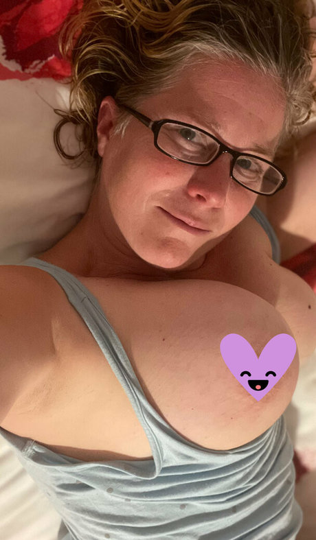 khariscurves pornstar pretty pics