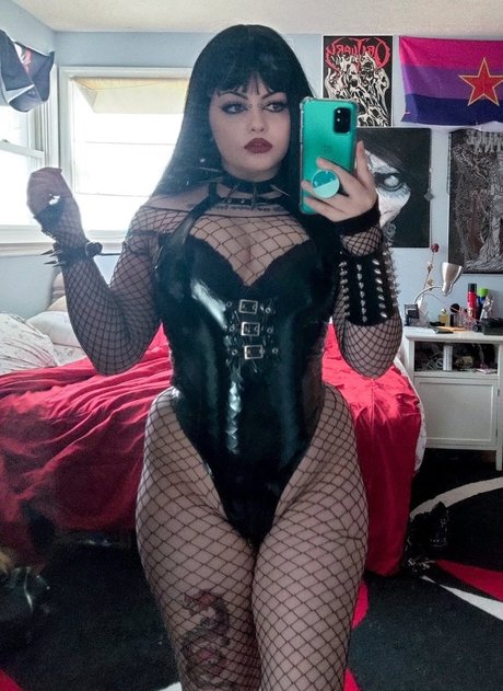 Girlbossnian model sex pic