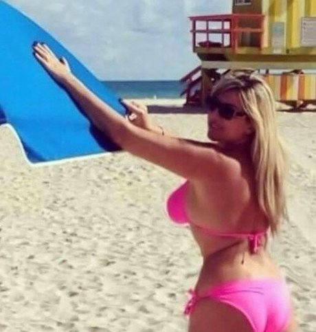 Flaviana Basta model art gallery