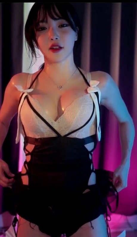 yoon froggy model sexy photo