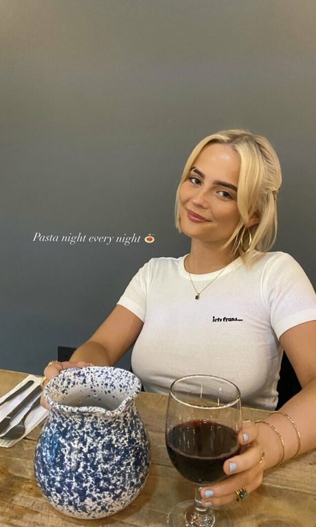 Amelia Eve Gibson hd pornstar gallery