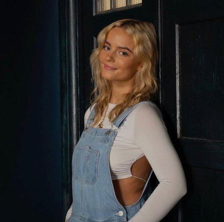 Amelia Eve Gibson model hot pic