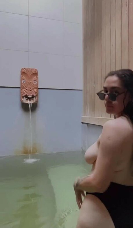 Hinemaori erotic model image