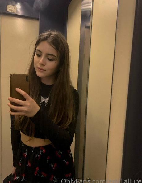 Emiliallure model top photo