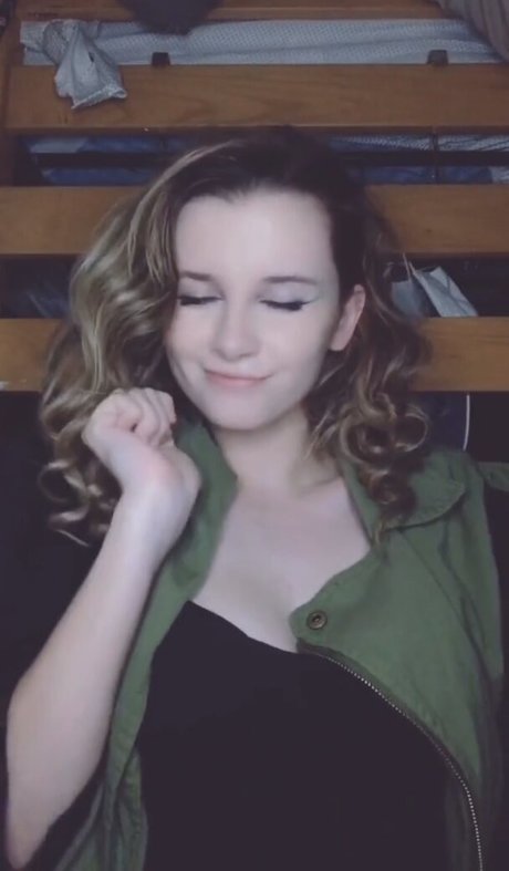 izassassin naked actress picture