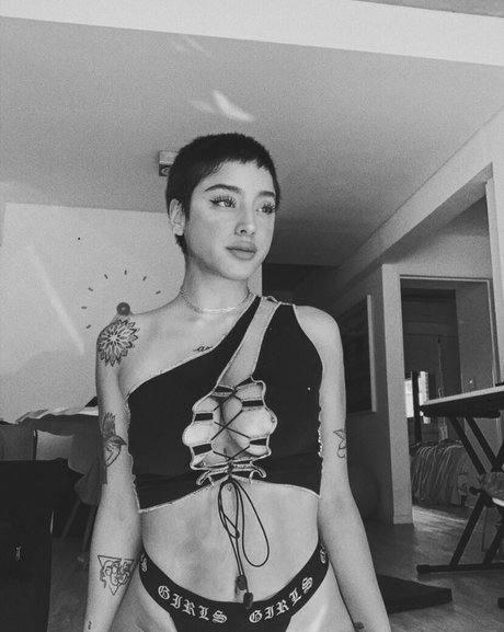 Belenegri sexy actress img