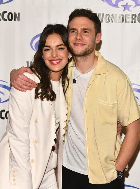 Elizabeth Henstridge star naked photo