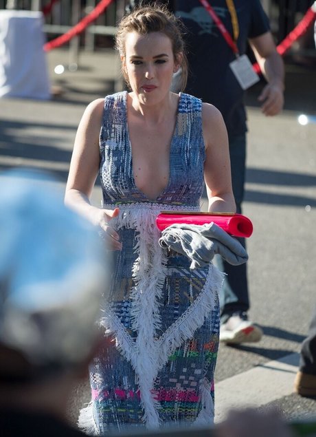 Elizabeth Henstridge star beautiful pics