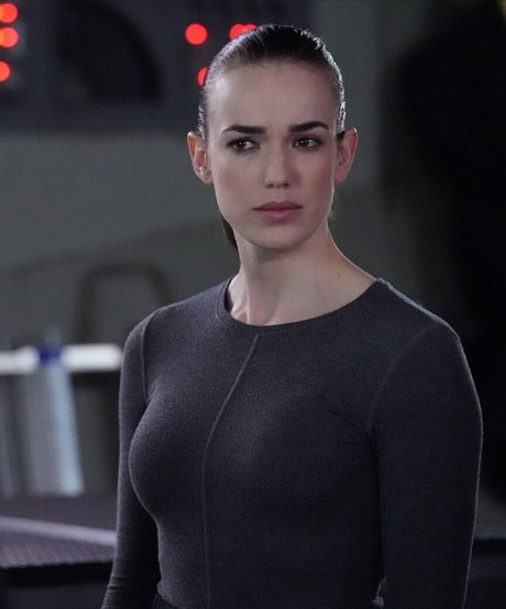 Elizabeth Henstridge nudes actress pictures