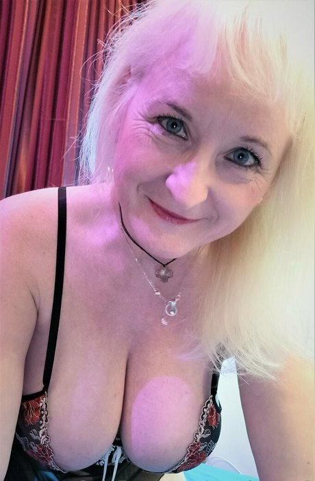 monicutex2 model porn image