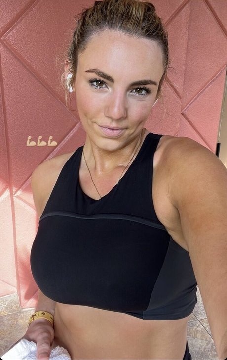 Annie Agar erotic model img