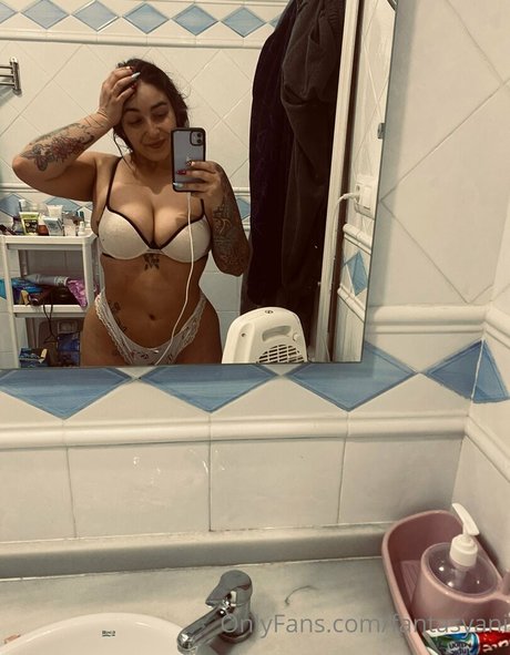 fantasyani naked model picture