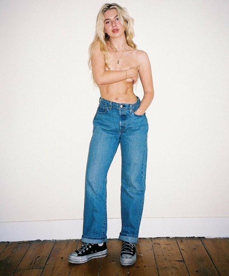 Anais Gallagher nude pornstar pic