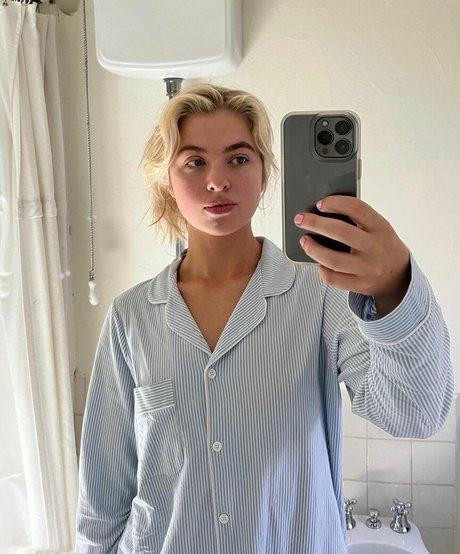 Anais Gallagher hd actress pics