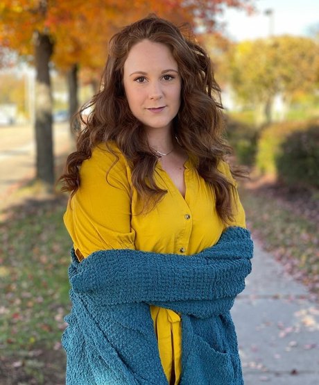 Ashleigh Burton beautiful model image