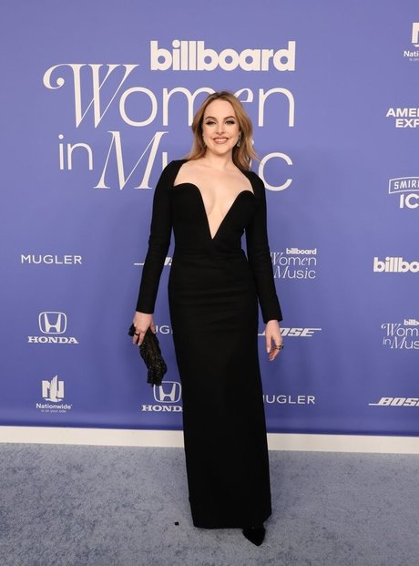 Elizabeth Gillies model high quality images