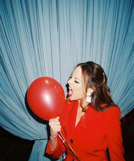 Elizabeth Gillies pornographic star galleries