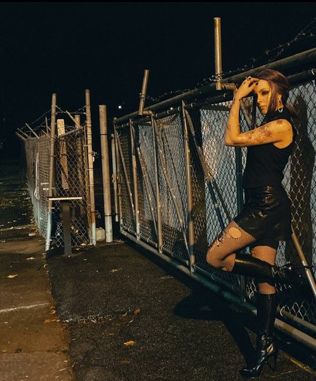 Elizabeth Gillies pornstar nice gallery