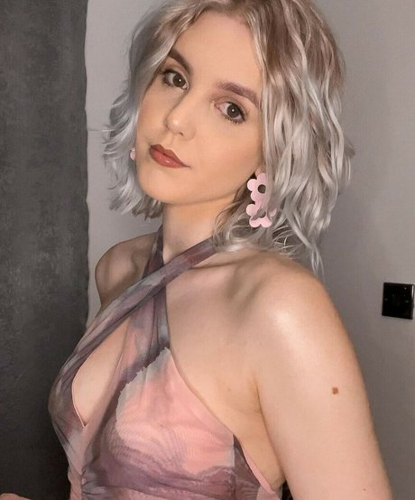 HoxieLoxie model adult picture