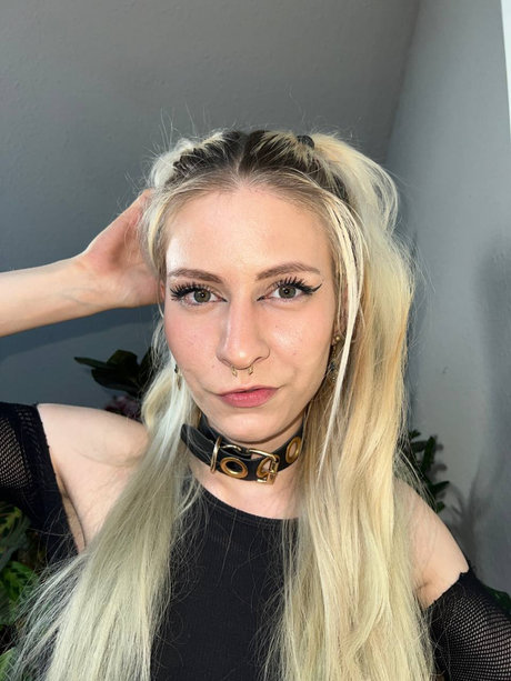 Kinky Nora nudes model picture