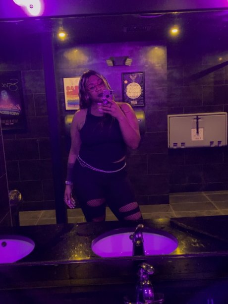 _NolaSweets_ model nice pic