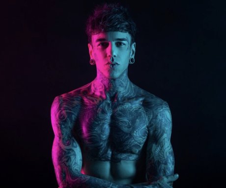 Oscar Wylde naked model photo