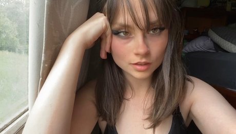 Get on your knees model nice pic