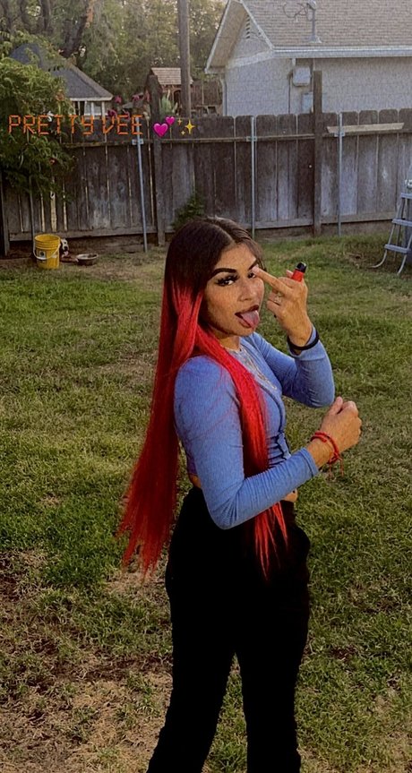 PrettyVeee model nice photo