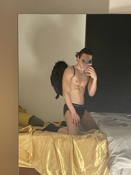 PrettyLiLTwunk star pornographic image