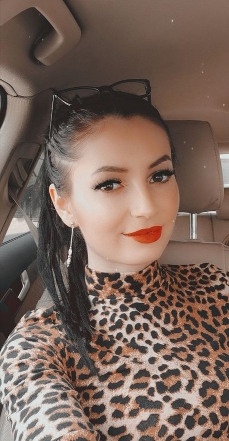 Maria Roxana sexy pornstar pics