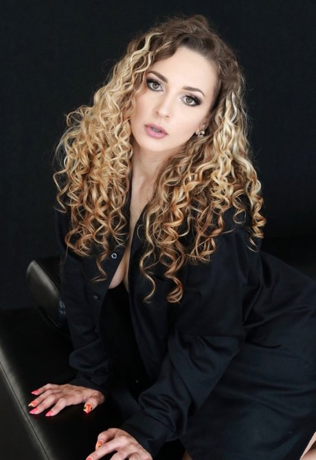 blackgarterbelt sexy actress pic