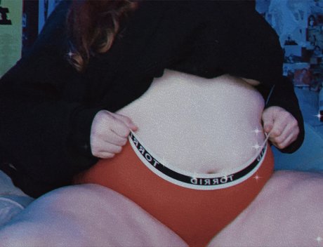 Curvy Queen Bow down star nice photo