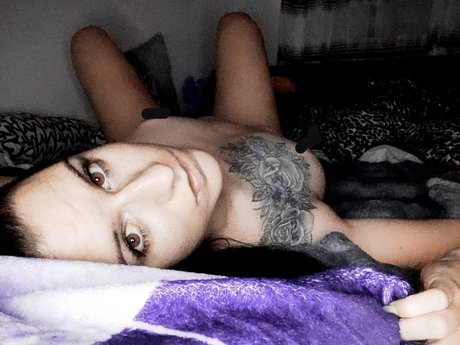 Disi nude model image