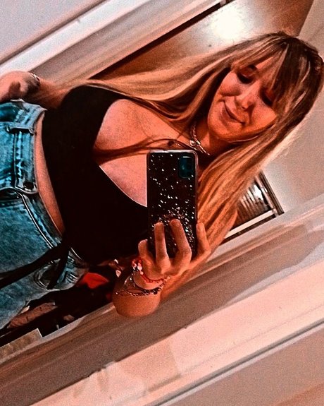 Mel22 hot model image