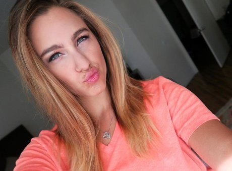 HayliNic model adult picture